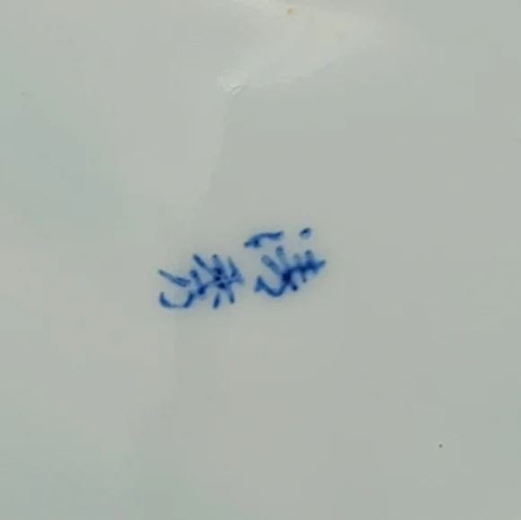 Arita Japan Porcelain Bowls Chrysanthemum Cobalt Blue Gold Set of 2 60s Vintage